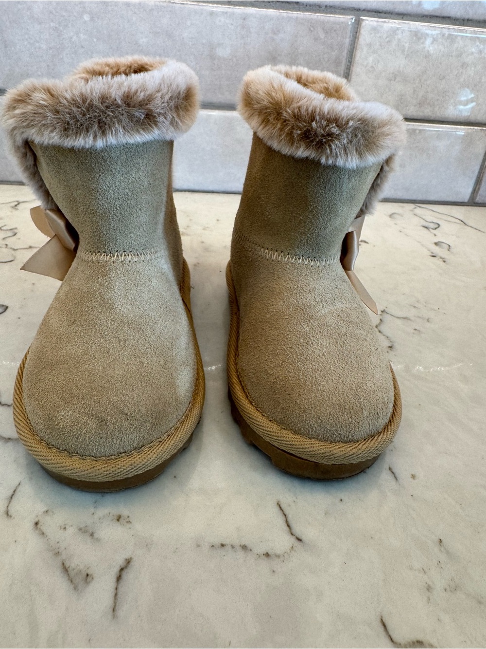 Toddler Bearpaw Faux-Fur Trim Tan Suede Winter Boots with bows. Baby SZ6.